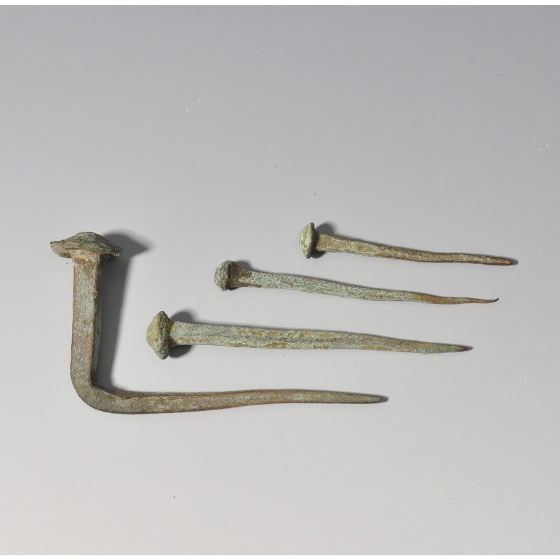 ARQUEOLOGÍA. ROMA. Lote de 4 clavos (ss. III-IV d.C.). Bronce. Longitud de 4,8 a...