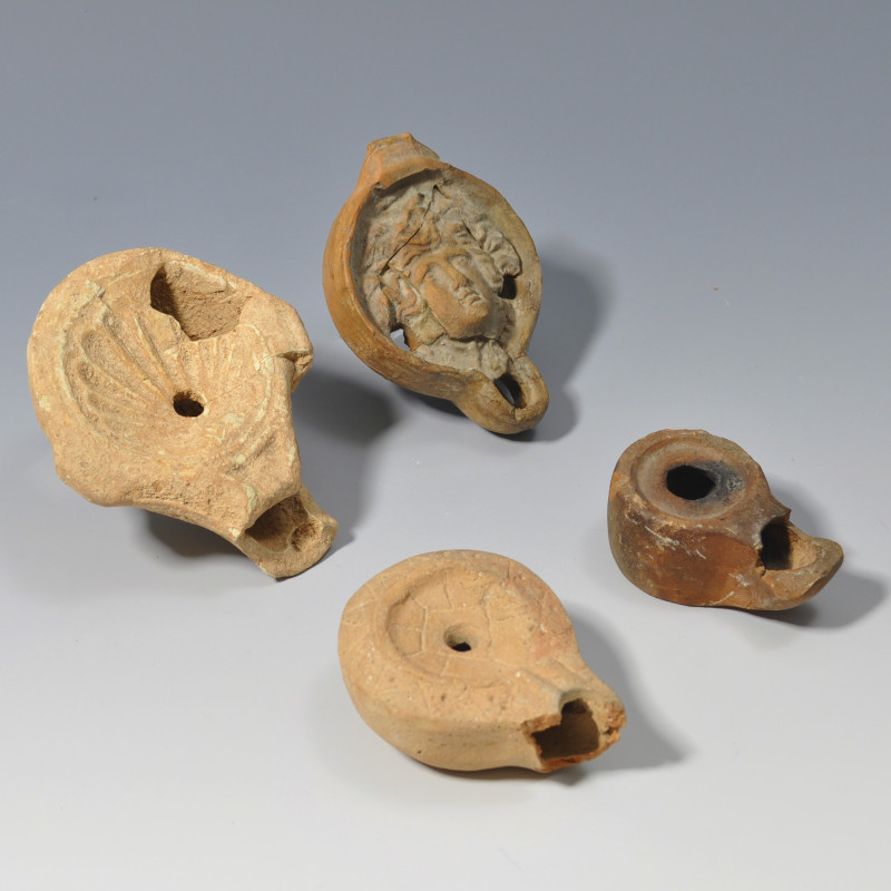 ARQUEOLOGÍA. ROMA. Lote de 4 lucernas (ss. IV-V d.C.). Terracota. Longitud de 5,...