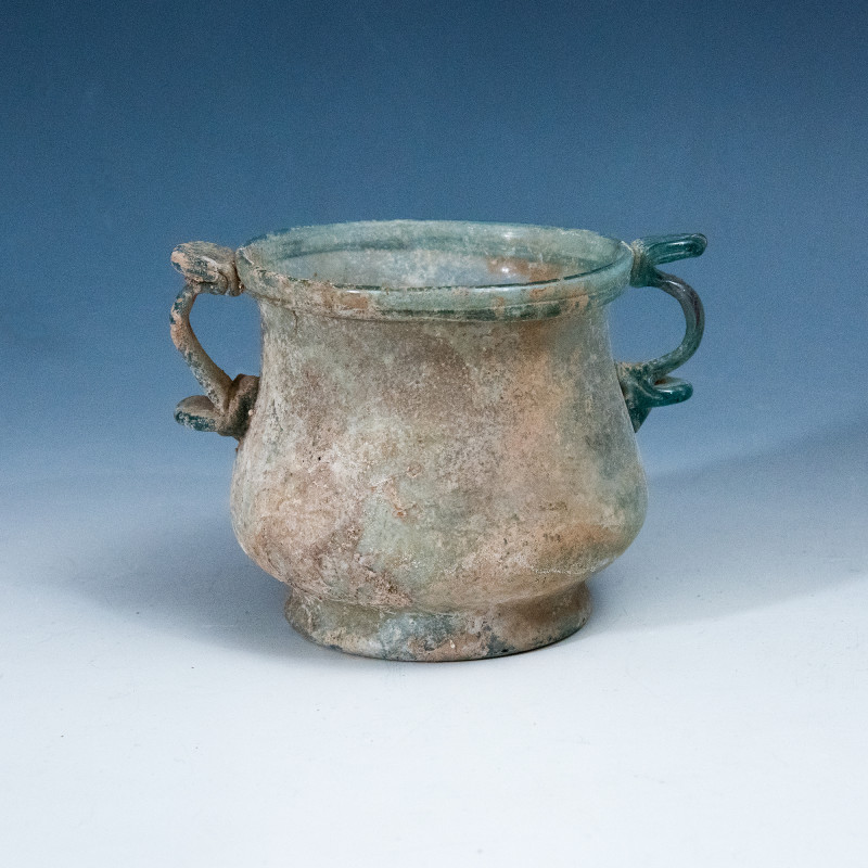 ARQUEOLOGÍA. ROMA. Vaso con dos asas decoradas (ss. III-IV d.C.). Vidrio. Presen...