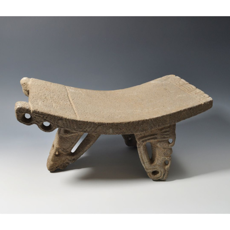 ARQUEOLOGÍA. PREHISPÁNICO. Costa Rica. Metate curvo con tres patas (800- 1300 d....