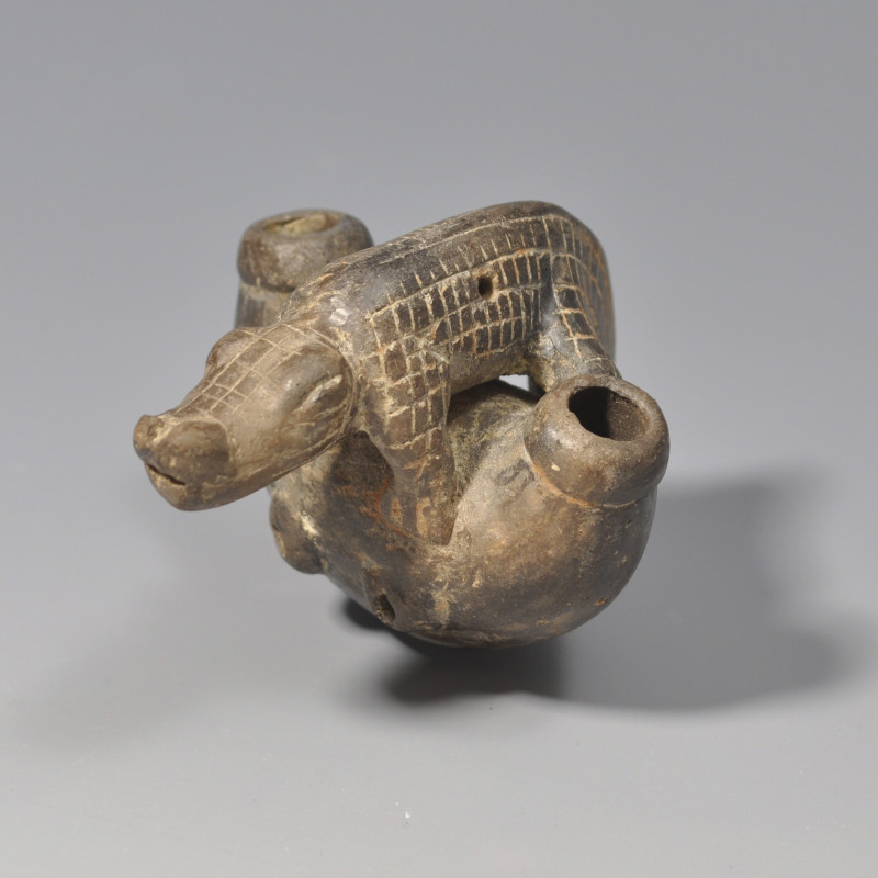 ARQUEOLOGÍA. PREHISPÁNICO. Cultura Tairona. Ocarina con representación de caimán...