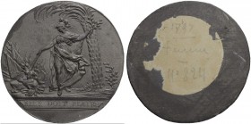 FRANKREICH. Medaillen aus der Zeit der französischen Revolution. Zinnmedaille 1797. Elle doît plaire. Einseitig. 48 mm. 19.31 g. Hennin 824. Slg. Juli...