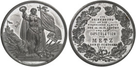 STÄDTE IN LOTHRINGEN. Metz 
Zinnmedaille 1870 (unsigniert, 39,0 mm), auf die Kapitulation. Germania mit Kranz und Fahne über Armaturen, daneben befla...