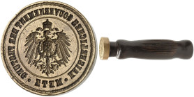 STÄDTE IN LOTHRINGEN. Metz 
Messingpetschaft o. J. (32,5 mm, Höhe 8,5 mm u. Dorn). Reichsadler, "Kaiserliches Gouvernement der Festung Metz".
Unikat...