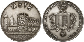 STÄDTE IN LOTHRINGEN. Metz 
Versilberte Bronzemedaille 1933 (unsigniert, 50,0 mm), auf die VI. Internationale Ausstellungs­messe. Deutsches Tor / Sta...