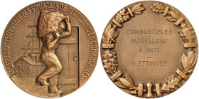 STÄDTE IN LOTHRINGEN. Metz 
Bronzemedaille o. J. (unsigniert, 50,1 mm), Verband der Brennstoffhändler. Arbeiter trägt Kohlesack vor Förderanlage / Wi...