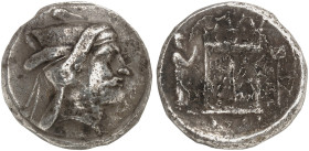 GRIECHISCHE MÜNZEN. PERSIS. - Baydad (Bagadat). 
Tetradrachme, frühes 3. Jhdt. v. Chr., Persepolis. Königskopf / Feueraltar zwischen König und Trophä...