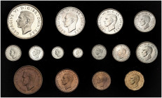 EUROPA. ENGLAND. George VI., 1936-1952. 
Lot von 15 Stück: Farthing - Crown 1937.
S. PS 16 in Originaletui, PP