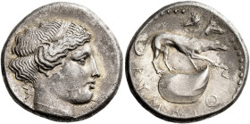 Campania, Cuma. 
Didrachm cira 430-421, AR 7.58 g. Diademed female head r. ; behind neck, Σ. Rev. KYMAION Mussel shell r., above, Cerberus standing r...