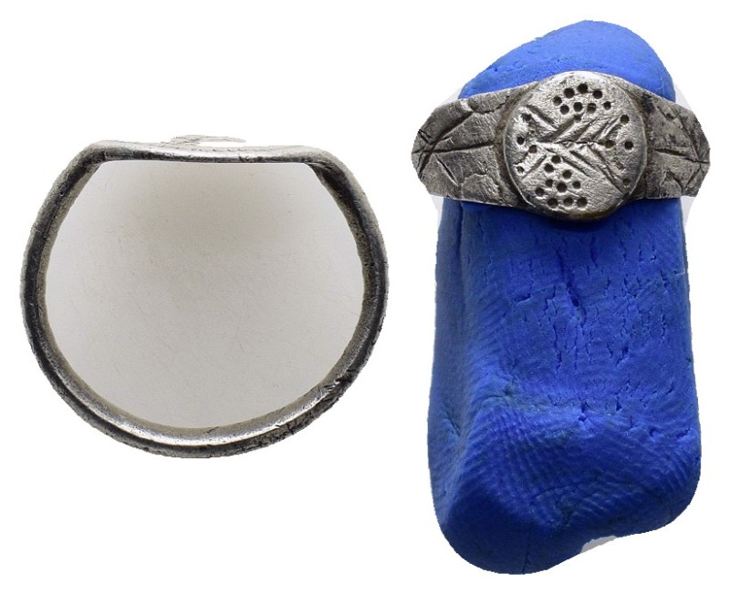 ANCIENT ROMAN SILVER RING.(1st-2nd century).Ae.

Condition : Good very fine.

We...