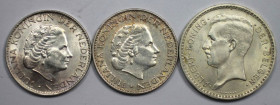 Europäische Münzen und Medaillen, Lots und Sammlungen. Belgien / Belgium, 20 Francs 1934, KM 104 (Fast St). Niederlande / Netherlands, 2 x 1 Gulden 19...