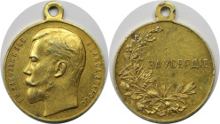 Russische Münzen und Medaillen, Nikolaus II. (1894-1918). Tragbare, goldene Verdienstmedaille ND (um 1916), unsigniert. Fleißprämie für Kaufleute, Arb...