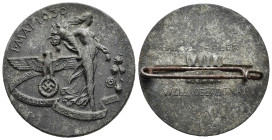 MEDAGLIE ESTERE – GERMANIA – III REICH (1933-1945). Spilla del giorno dei lavoratori del 1939. Al dritto figura femminile andante verso d. con cornuco...