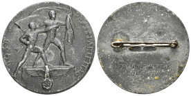 MEDAGLIE ESTERE – GERMANIA – III REICH (1933-1945). Spilla del giorno del partito del 1938. Al dritto due figure maschili andanti a d, rompono le cate...