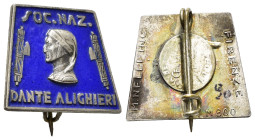 MEDAGLIE ITALIANE – REGNO D’ITALIA – VITTORIO EMANUELE III (1900-1945), Pin – distintivo di forma pentagonale della Società Dante Alighieri. Al dritto...