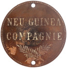 Varia-Kolonien und Nebengebiete
Deutsch-Neuguinea
Große runde Eisenplakette mit Schriftzug NEU-GUINEA COMPAGNIE über gekreuzten Palmzweigen (Motiv w...