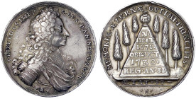 Ausländische Münzen und Medaillen
Dänemark
Frederik IV., 1699-1730
Silbermedaille 1730 von P. Berg, a.s. Tod. Brb. r./Pyramide. 39 mm, 33,46 g. seh...