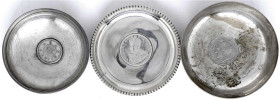 Münzgefässe und Münzschmuck
-1
3 Schälchen mit jeweils einer eingearb. Münze: Indien (Silber), Japan (Silber), Iran (CuNi). Silber zusammen 79,14 g....