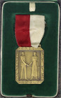 Medaillen
Drittes Reich
Achteckige, tragbare Bronzemedaille am Band o.J. von Eyermann. Ostthür. Ind. - und Handelskammer. 27 x 35 mm, im Originaletu...
