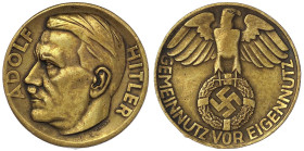 Medaillen
Drittes Reich
Bronzegussmedaille v. W. Voss o.J. Kopf Hitlers/Reichsadler auf Hakenkreuz, Umschrift: Gemeinnutz vor Eigennutz. 40 mm. vorz...