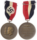 Medaillen
Drittes Reich
Tragb. Bronzemedaille am Band mit Hakenkreuz 1933 a.d. Machtergreifung. Köpfe Hindenburg und Hitler l./Handschlag über 4 Zei...