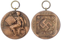 Medaillen
Drittes Reich
Tragbare Bronzemedaille 1935/1936. Opfer WHW. Sitzende Frau mit Zielscheibe/Hakenkreuz auf Eichenzweig. 35 mm. sehr schön/vo...