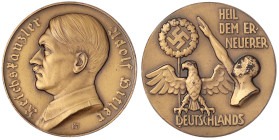 Medaillen
Drittes Reich
Bronzierte Zinkmedaille o.J. von B.H. Mayer, Pforzheim. Hitlerbüste l./Standarte, Adler und Männerbüste mit Hitlergruß. 40 m...