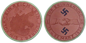 Medaillen
Drittes Reich
Porzellanmedaille Besetzung der Tschechoslowakei 1939 braun, Rand grün und die beiden Hkr. schwarz. 50 mm. prägefrisch. Sche...