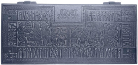 Medaillen
Eisenguß
Eisenguss-Deckeldose der Stadt Siegen von Wieland. Darstellungen mit Runenschrift auf dem Deckel. Innen brüniert. 32 x 10 x 3,5 c...