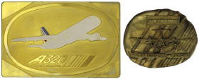 Medaillen
Luftfahrt und Raumfahrt
2 große Messingplaketten der Air France: Erstflug 1987 Düsseldorf-Lyon, 89 x 72 mm im Etui, Exemplar Nr. 5; rechte...