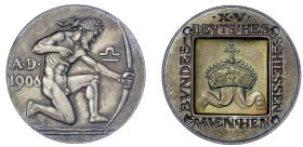 Medaillen
Schützenmedaillen
München
Silbermedaille 1906 a.d. XV. Deutsches Bundesschießen, 38 mm, 30,17 g. In Originalschatulle. vorzüglich/Stempel...