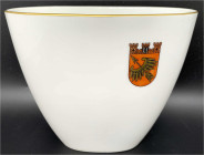 Medaillen
Städtemedaillen
Berlin
Ovale Porzellanvase KPM Berlin mit farbigem Wappen des Stadtteils Wedding. Goldrand, ab 1962. Höhe 12,7 cm