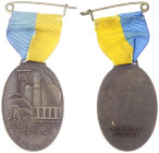 Medaillen
Städtemedaillen
Essen
Tragbare ovale Bronzemedaille am Band 1927 von Deschler. 40 Jahre Verein deutscher Chemiker. 44 x 30 mm. vorzüglich...