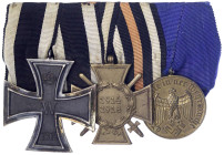 Orden und Ehrenzeichen
Deutschland
Drittes Reich, 1933-1945
Dreier-Ordenspange: EK II 1914, Ehrenkr. f. Fr., Wehrmacht-DA 12 Jahre. sehr schön/vorz...
