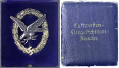 Orden und Ehrenzeichen
Deutschland
Drittes Reich, 1933-1945
Fliegerschützenabzeichen mit Blitzbündel, Buntmetall, ohne Hersteller. Im Originaletui....