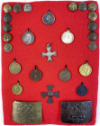 Orden und Ehrenzeichen
Russland
Zarenreich bis 1917
Sammlung Orden und Militaria auf rotem Tablett: 11 Medaillen und Ehrenzeichen (u.a. Georgskreuz...