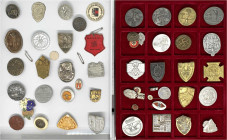 Orden und Ehrenzeichen
Lots
Deutschland
Ca. 50 meist Tagungsabzeichen des Dritten Reiches. Viele bessere, u.a. Siemens Bauunion Bitburg, NSDAP Orts...