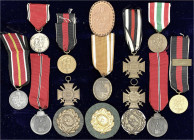Orden und Ehrenzeichen
Lots
Deutschland
Drittes Reich, Schaukasten mit 15 Ehrenzeichen: Kraftfahrbewährungsabzeichen (2x Bronze, 1x Gold), Ehrenkr....