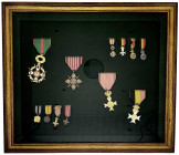 Orden und Ehrenzeichen
Lots
allgemein
Schaukasten mit 12 Stück: Französ. Philanthropenorden, Belgien Albertskreuz, Veteranenkreuz 1934 mit und ohne...