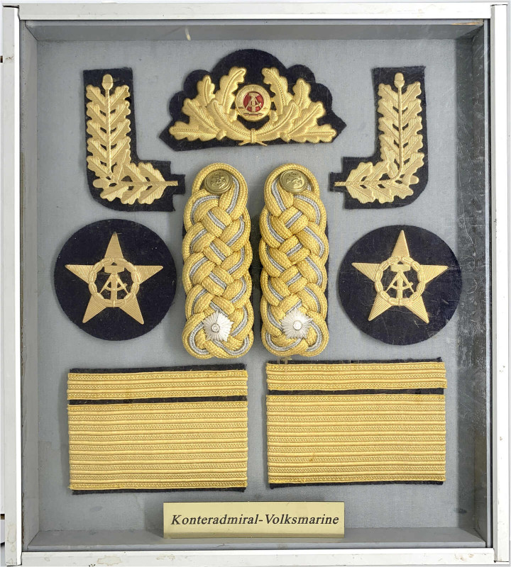Militaria
Uniformen und Uniformteile
DDR: Schaukasten mit Effekten eines Konte...