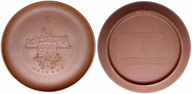 Varia
Porzellan
Sog. "Bürgermeister-Teller" Meissen aus Böttger-Steinzeug. Exemplar 133 von nur 200 Ex. 18 cm. vorzüglich Überreicht an "verdiente M...