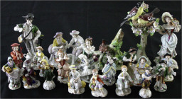 Varia
Porzellan
19 Porzellanfiguren, meist der Manufaktur Sitzendorf, nach 1918. Meist einzelne menschliche Darstellungen, wenige Paare und Tiere. B...