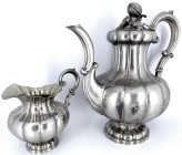 Varia
Silber
Set Teekanne und Milchkanne, vor 1886. 13-lötig, Hersteller Schott, Frankfurt. Zusammen 1284 g