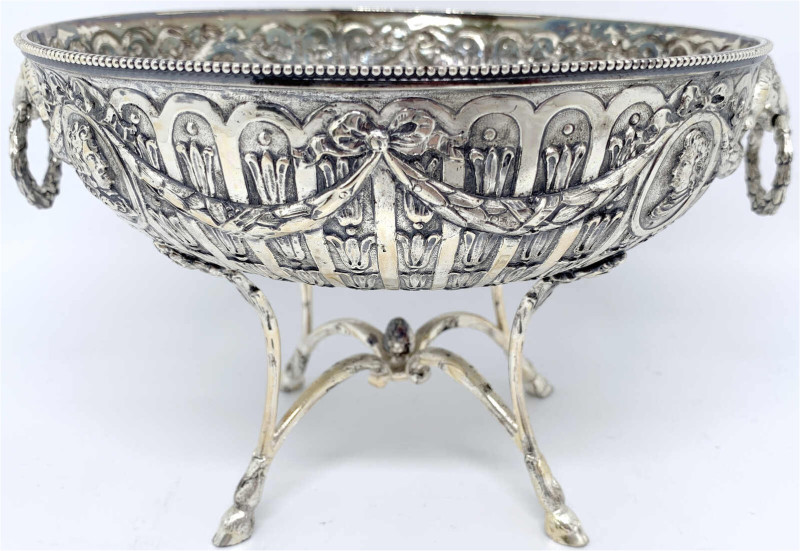 Varia
Silber
Hanauer runde Fuss-Schale um 1900 des Herstellers Wolf & Knell. N...
