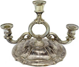 Varia
Silber
Dreiarmiger Kerzenleuchter von 1886. 12-lötig (750/1000). Höhe 115 mm; 100,34 g