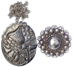 Varia
Silber
2 Stück: Jugendstil-Brosche in Blütenform, rückseitig mit Silberdraht filigran verarbeitet, Durchm. 48 mm; ovaler Jugendstilanhänger mi...