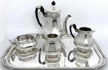 Varia
Silber
Niederlande
Kaffeeservice, bestehend aus Tablett (datiert 1940), Kaffeekanne (1940, mit Ebenholzgriff), Milchkännchen (1940, Ebenholzg...
