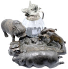 Varia
Skulpturen und Plastiken
Kleine Schweine-Sammlung: Bronzene Schreibtischablage mit zwei Wildschweinen und Tintenfass (Messingeinsatz, Glas inl...