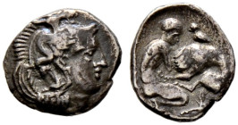 Kalabria. Tarent 
Diobol 325-280 v. Chr. Kopf der Athena mit attischem Helm nach rechts / Herakles im Kampf mit dem Nemeischen Löwen, rechts oben im ...