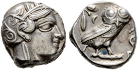 Attika. Athen 
Tetradrachme nach 449 v. Chr. Athenakopf im attischen Helm nach rechts / Eule mit hersehendem Kopf nach rechts stehend vor Olivenzweig...